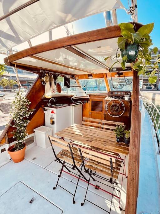 ホテル Vintage Classic 70S Boat! サン・アドリア・デ・ベソス エクステリア 写真