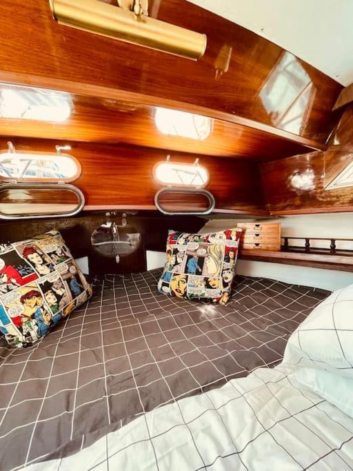 ホテル Vintage Classic 70S Boat! サン・アドリア・デ・ベソス エクステリア 写真