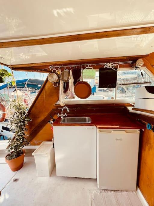 ホテル Vintage Classic 70S Boat! サン・アドリア・デ・ベソス エクステリア 写真