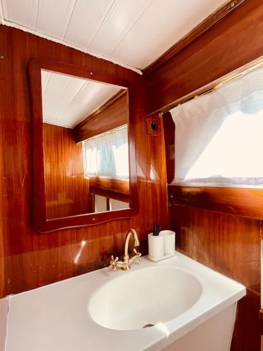 ホテル Vintage Classic 70S Boat! サン・アドリア・デ・ベソス エクステリア 写真