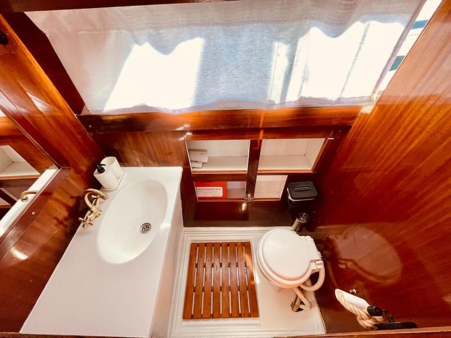 ホテル Vintage Classic 70S Boat! サン・アドリア・デ・ベソス エクステリア 写真