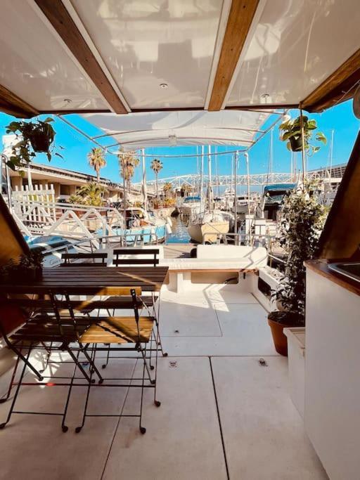 ホテル Vintage Classic 70S Boat! サン・アドリア・デ・ベソス エクステリア 写真