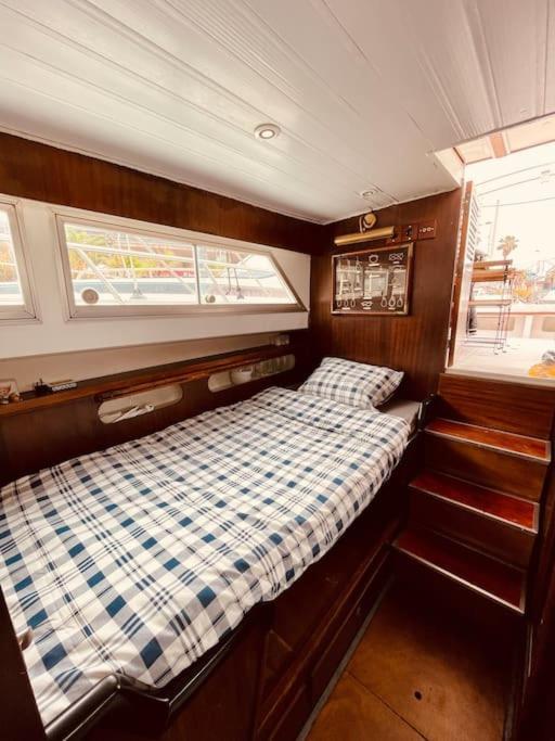ホテル Vintage Classic 70S Boat! サン・アドリア・デ・ベソス エクステリア 写真