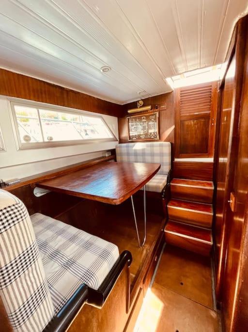 ホテル Vintage Classic 70S Boat! サン・アドリア・デ・ベソス エクステリア 写真