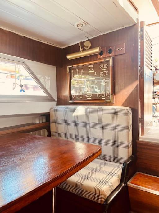 ホテル Vintage Classic 70S Boat! サン・アドリア・デ・ベソス エクステリア 写真