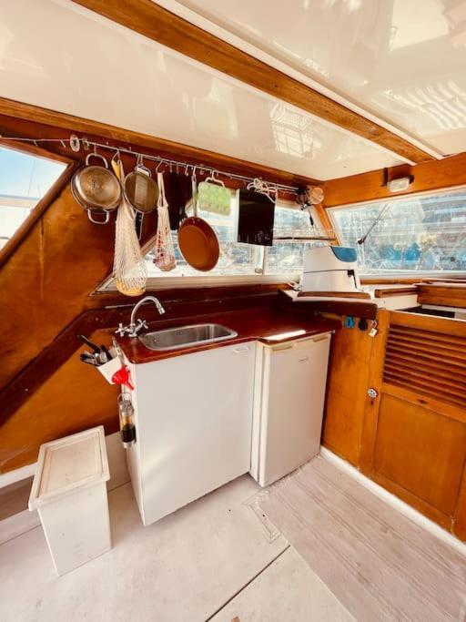 ホテル Vintage Classic 70S Boat! サン・アドリア・デ・ベソス エクステリア 写真