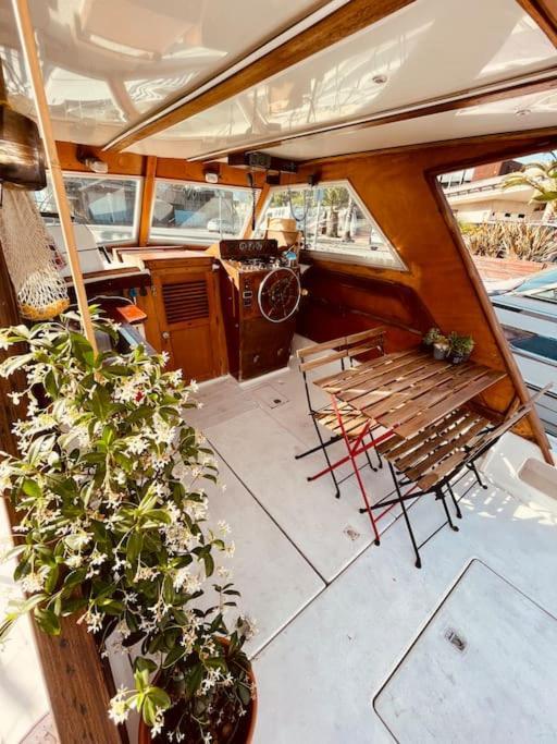 ホテル Vintage Classic 70S Boat! サン・アドリア・デ・ベソス エクステリア 写真