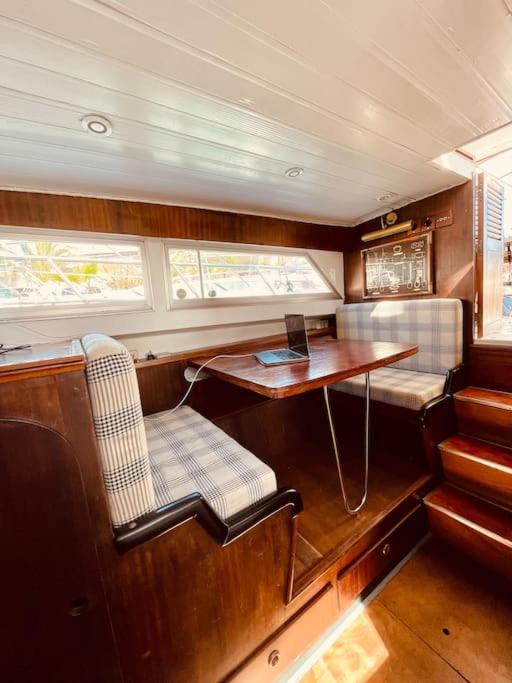 ホテル Vintage Classic 70S Boat! サン・アドリア・デ・ベソス エクステリア 写真