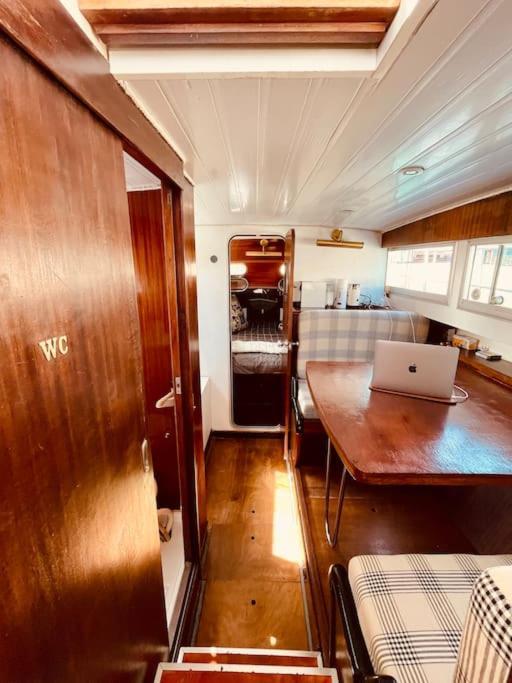 ホテル Vintage Classic 70S Boat! サン・アドリア・デ・ベソス エクステリア 写真