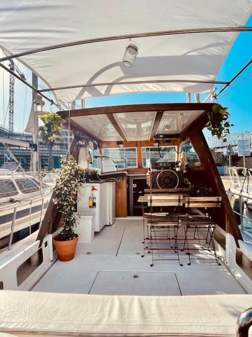 ホテル Vintage Classic 70S Boat! サン・アドリア・デ・ベソス エクステリア 写真