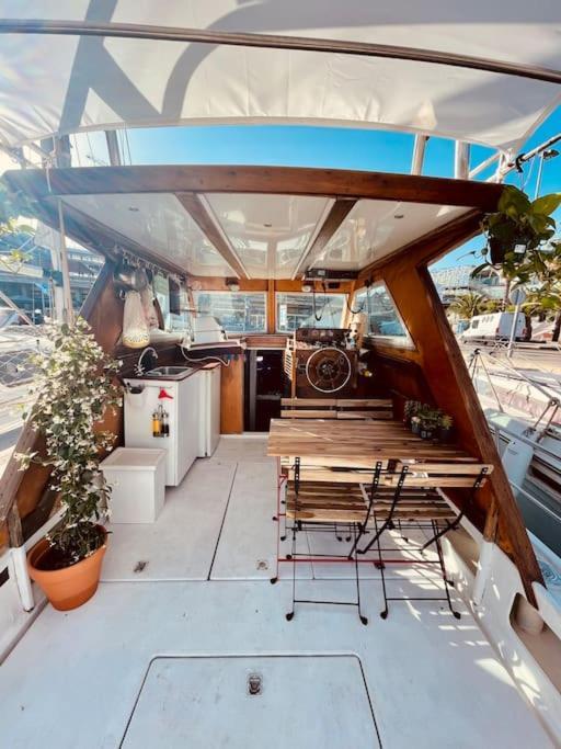 ホテル Vintage Classic 70S Boat! サン・アドリア・デ・ベソス エクステリア 写真