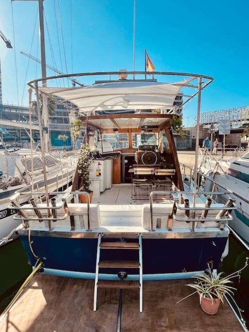 ホテル Vintage Classic 70S Boat! サン・アドリア・デ・ベソス エクステリア 写真