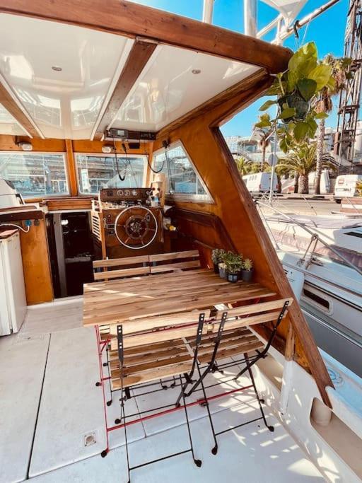 ホテル Vintage Classic 70S Boat! サン・アドリア・デ・ベソス エクステリア 写真