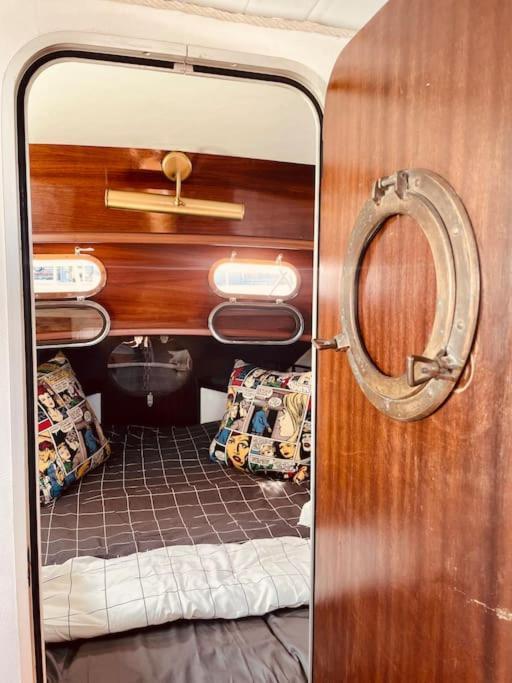 ホテル Vintage Classic 70S Boat! サン・アドリア・デ・ベソス エクステリア 写真
